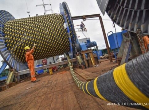 PLN Operasikan Kabel Listrik Bawah Laut Terpanjang di Indonesia